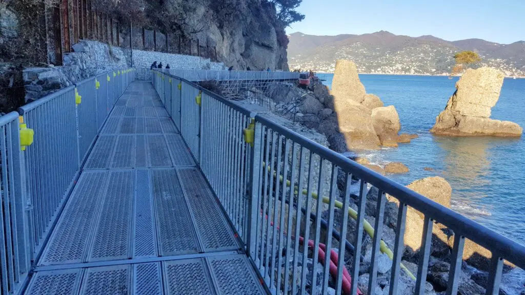 La "passerella" pedonale costruita in tempi record per ricollegare Portofino a Santa Margherita. Nello sfondo il Pino della "Carega", divenuto simbolo di resistenza e rinascita.