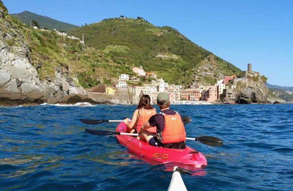 escursione in kayak alle Cinque Terre e aperitivo