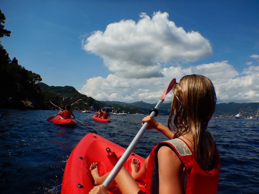 Attività in acqua durante il centro estivo in Liguria di Outdoor Portofino