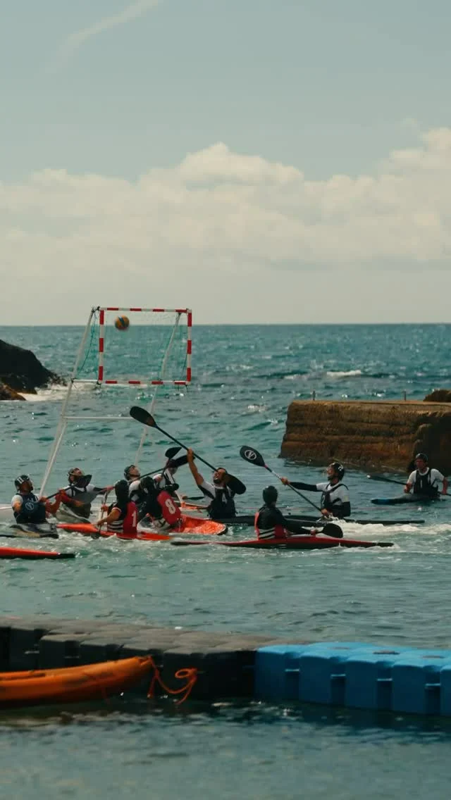 Uno sport dinamico e spettacolare, che incarna gli stessi valori che ci guidano ogni giorno: passione, appartenenza, rispetto per la natura e voglia di crescere insieme. Oggi vi raccontiamo la storia di Outdoor Portofino Canoa Polo! 🛶

Il nostro viaggio comincia nell’aprile 2016, quando la squadra fa il suo esordio nel campionato nazionale di Serie B: il primo passo di un’avventura che ha portato il nome di Portofino tra le eccellenze italiane della canoa polo. Due anni dopo, grazie alla fusione con la compagine recchese, arriva la storica promozione in Serie A1 Nord: un traguardo raggiunto con dedizione, visione e tanto spirito di squadra! 

🏐  Da allora, sei stagioni vissute tra sfide, salvezze conquistate e una passione che non si è mai spenta. Allenamenti nella sede del partner @sal_nervi al Porticciolo di Nervi, tra onde e vento, ci hanno reso un gruppo unito e creativo, sempre pronto a trovare soluzioni e a non mollare mai. 

🏆Il 2024 è stato un anno speciale: abbiamo conquistato la vetta della Serie A1 Nord, guadagnando l’accesso ai playoff per la massima serie. Dopo prestazioni straordinarie, ci siamo piazzati al secondo posto, a pari merito con Chiavari Canoa Polo Academy, sfiorando la promozione solo per differenza reti. Un risultato che ci rende orgogliosi e ci spinge a sognare ancora più in grande! 

Oggi siamo pronti a difendere il titolo di campioni di Serie A1 e a inseguire di nuovo il sogno della Serie A, portando avanti i valori che ci rendono una vera famiglia sportiva. Outdoor Portofino Canoa Polo: una squadra, una storia, una sfida che continua! 

#outdoorportofino #canoapolo #squadra #passione #outdoor #outdoorsports #SerieA1 #liguria